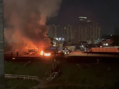 Carretas colidem e uma pega fogo na madrugada desta terça-feira (30) na Castello Branco