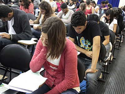 Objetivo promove live sobre questões de Química e a Biologia na prova da Fuvest