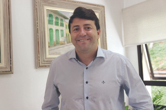 Contas do prefeito Elvis Cezar são aprovadas pela Câmara Municipal