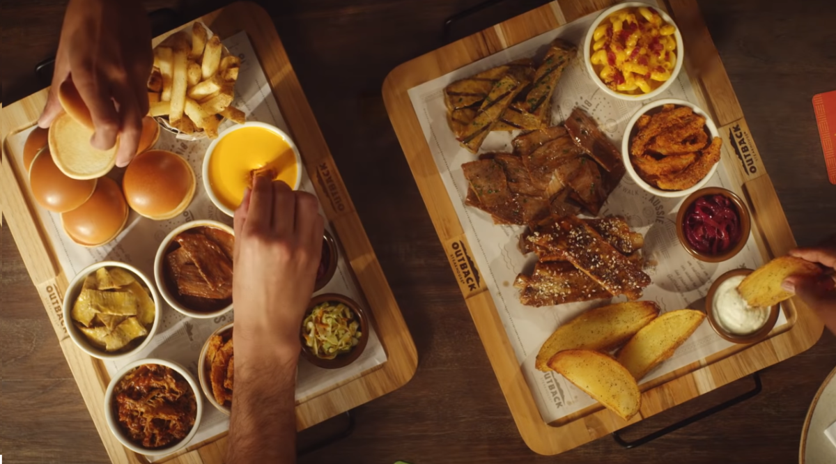 Parceria entre Outback e Mercado Pago oferece R$ 20 de desconto aos clientes