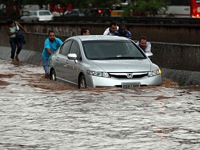 Saiba o que fazer se o seu carro for atingido por uma inundação