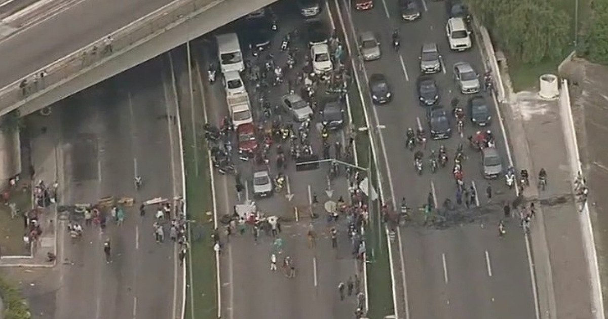 Manifestação na Castello Branco provoca congestionamento em Alphaville