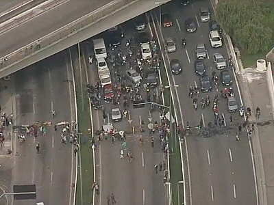 Manifestação na Castello Branco provoca congestionamento em Alphaville