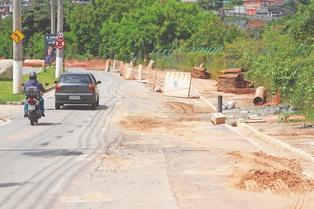 Novo asfalto na Via Parque será feito até término de obra, diz Sabesp