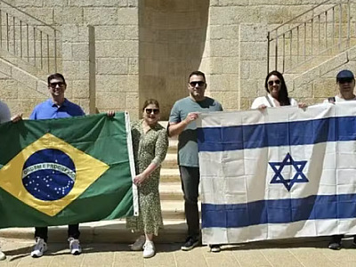 Doze políticos brasileiros deixam Israel pela Jordânia