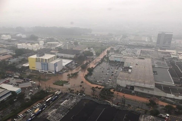 Vias de Alphaville alagam após temporal