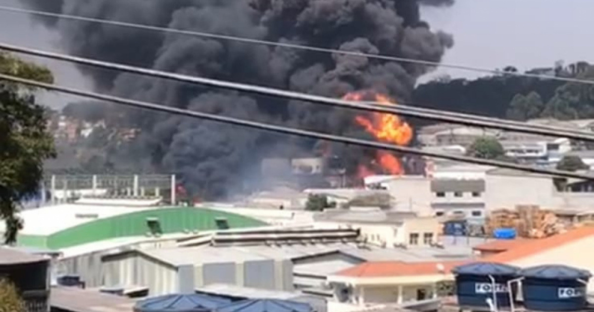 Incêndio de grandes proporções acontece no Jd. Califórnia