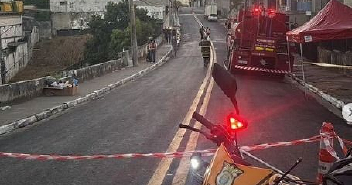 Incêndio de grandes proporções atinge galpão em Barueri