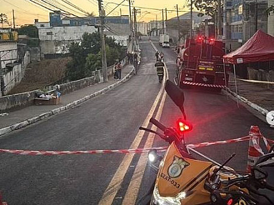 Incêndio de grandes proporções atinge galpão em Barueri