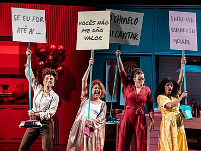 Peça “Mães, o Musical” explora diversas facetas da maternidade de forma divertida e leve