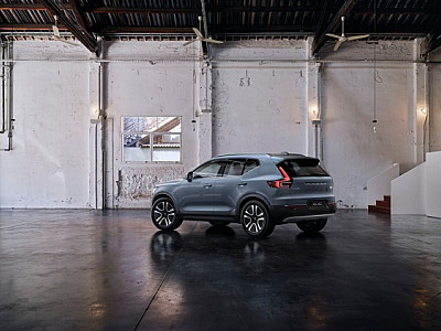 Volvo XC40 ganha novas versões com motorização híbrida