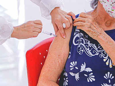 Barueri é a cidade que mais vacinou a população