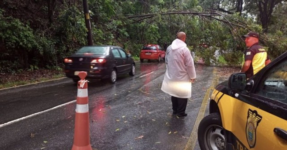 Fortes chuvas causam transtornos em Alphaville e Aldeia da Serra
