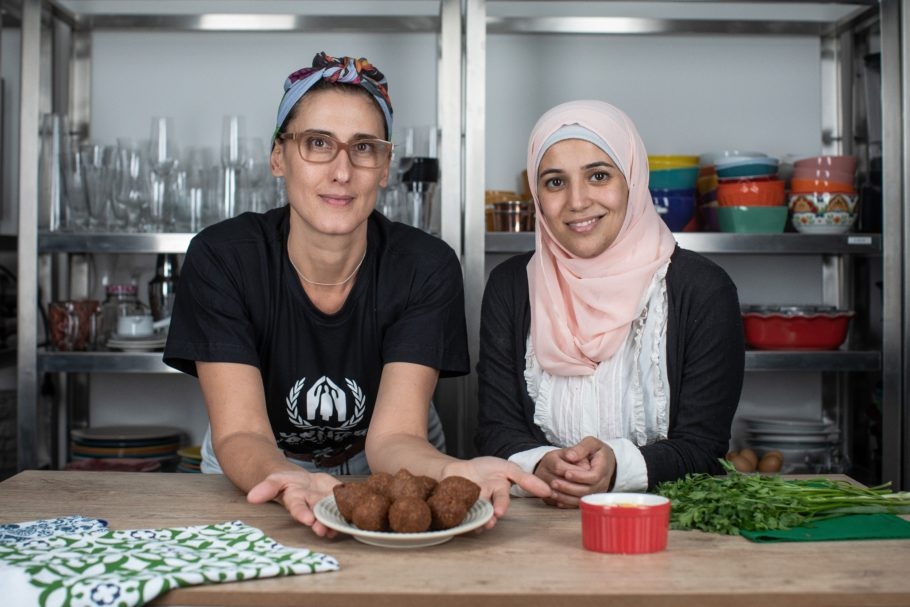 Refugiados ensinam receitas com Paola Carosella em nova série para o Youtube