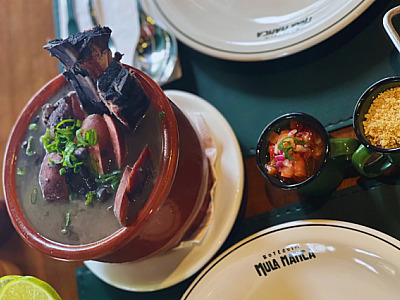 Mula Manca Botequim celebra a tradição da feijoada com receita especial e ambiente acolhedor