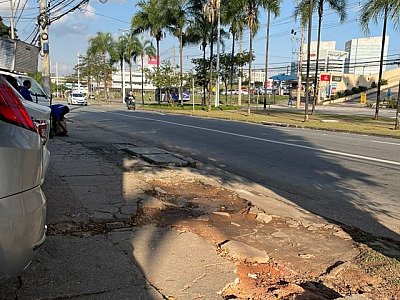 Fiscalização de calçadas do bairro acontece mediante denúncias, diz a Prefeitura de Barueri