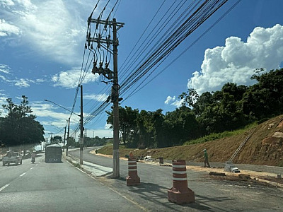 Prefeitura aguarda retirada de postes para liberar novas faixas da Av. Yojiro Takaoka