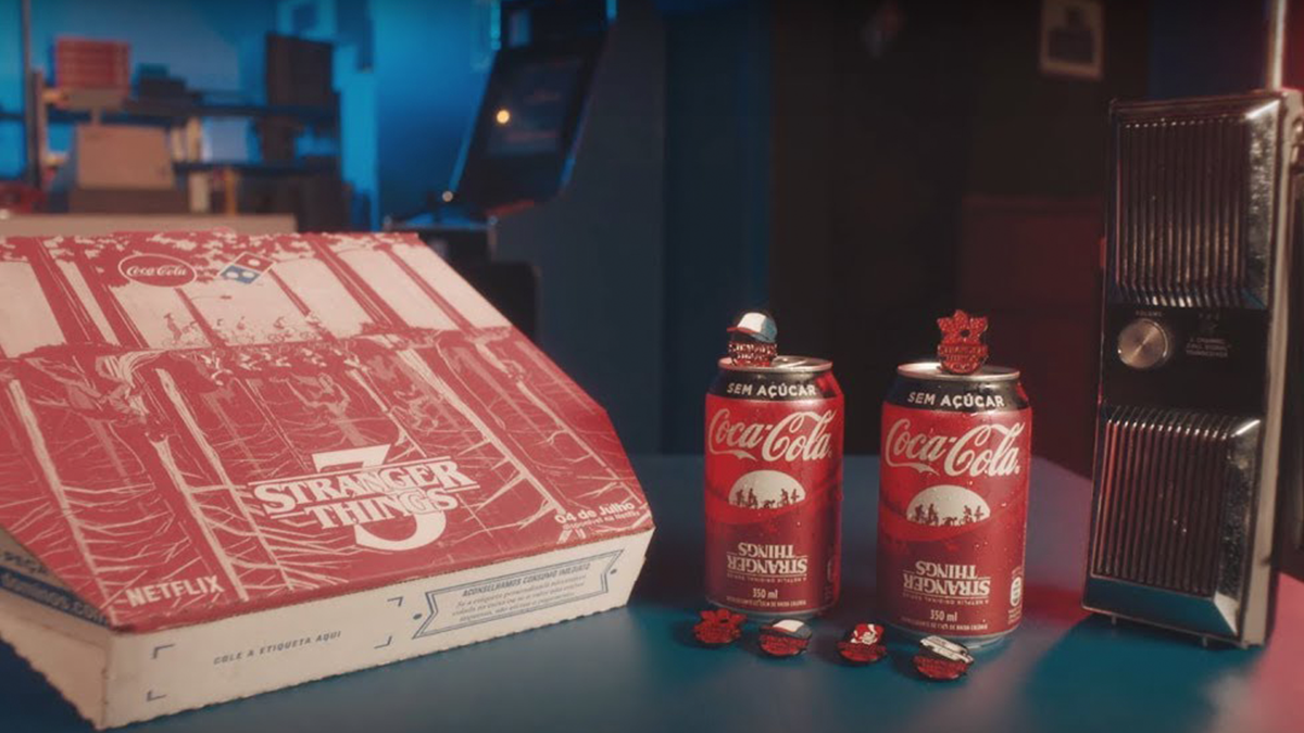 Domino’s lança combo com latas personalizadas de Coca-Cola inspiradas em Stranger Things