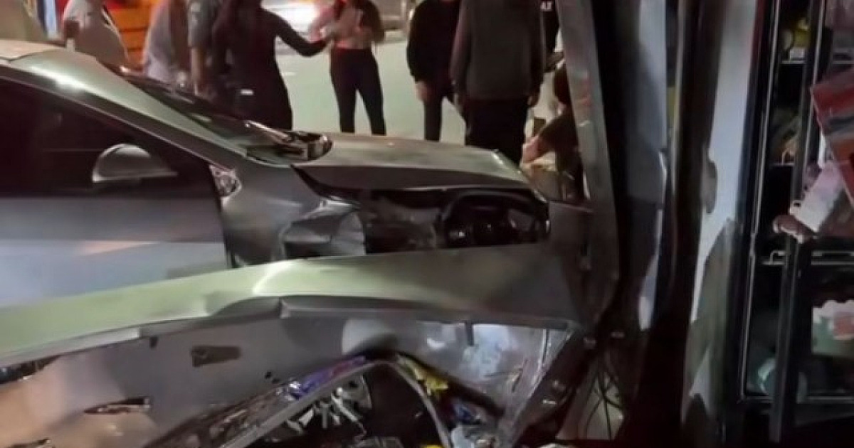 Carro bate em banca de jornal em Alphaville e deixa três pessoas feridas