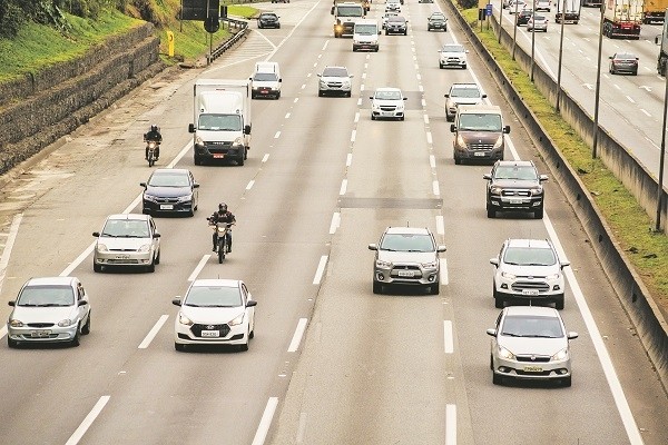 Multas por lei do farol baixo têm aumento no Rodoanel, mas caem na Castello Branco