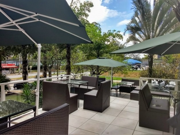 Quality Suítes Alphaville inaugura novo restaurante em sua área externa