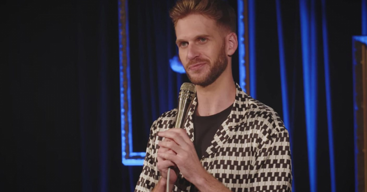 Humorista francês Paul Cabannes faz show de stand-up em Barueri