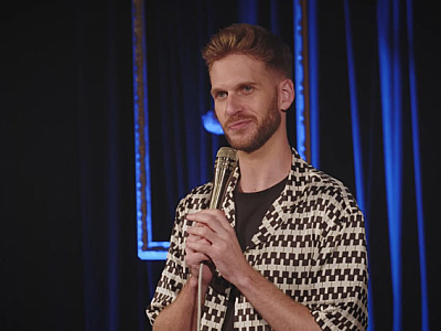 Humorista francês Paul Cabannes faz show de stand-up em Barueri