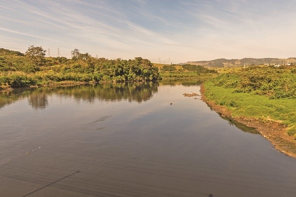 Problema antigo na região, cheiro do Rio Tietê continua a incomodar os moradores