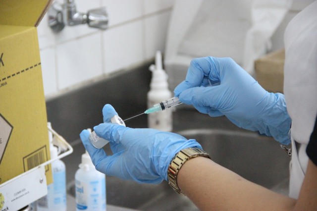 Em primeiro dia de campanha, cidades já anotam falta de vacinas contra gripe