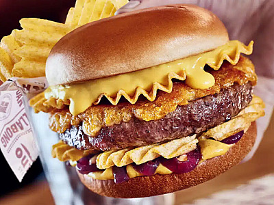Outback aposta em burger com Ruffles sabor costela barbecue