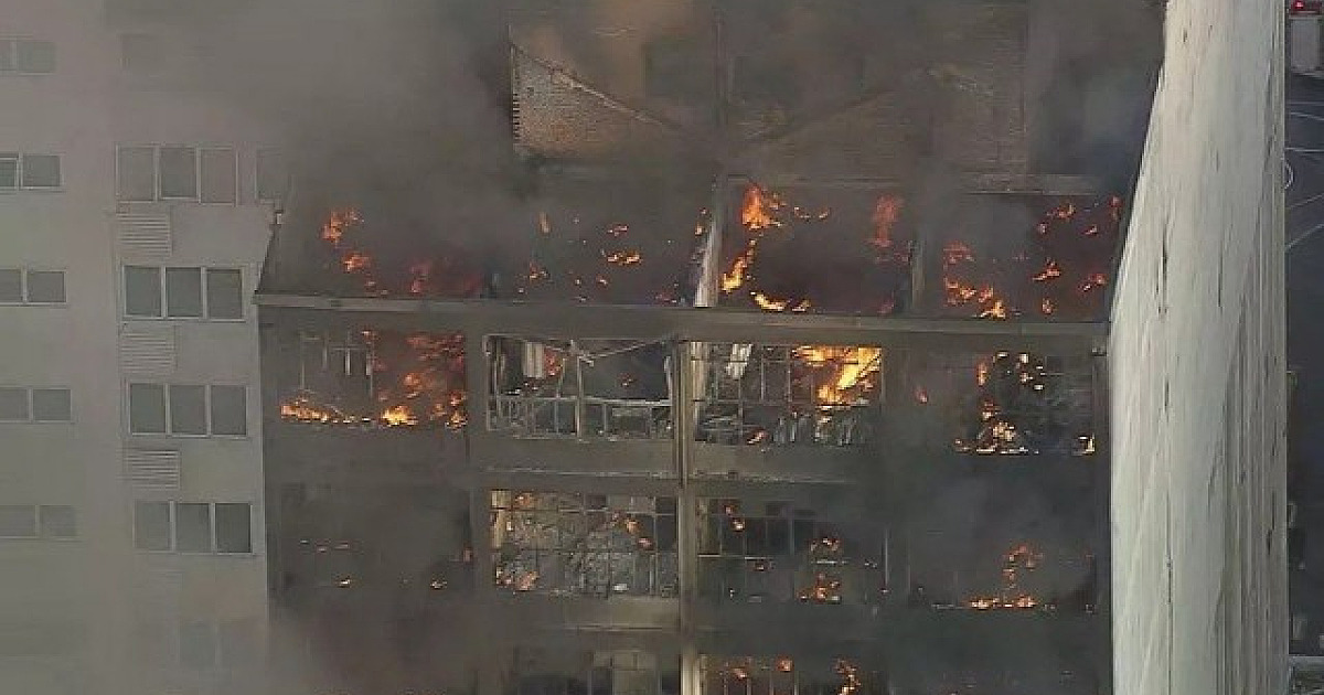 Incêndio atinge quatro prédios na região da Rua 25 de Março e há risco de desabamento