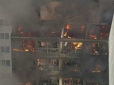 Incêndio atinge quatro prédios na região da Rua 25 de Março e há risco de desabamento