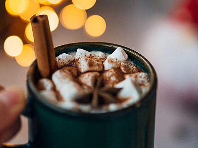 5 receitas de chocolate quente para celebrar o friozinho em casa