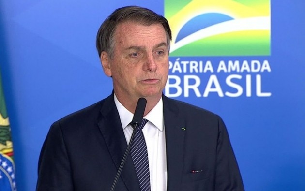 Bolsonaro assina decreto que acaba com o horário de verão