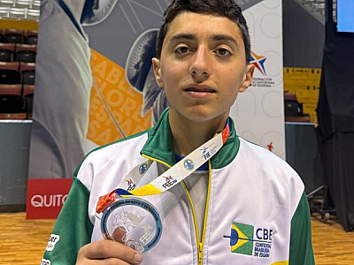 Atleta da região conquista medalha de prata em Sul-Americano de esgrima no Equador