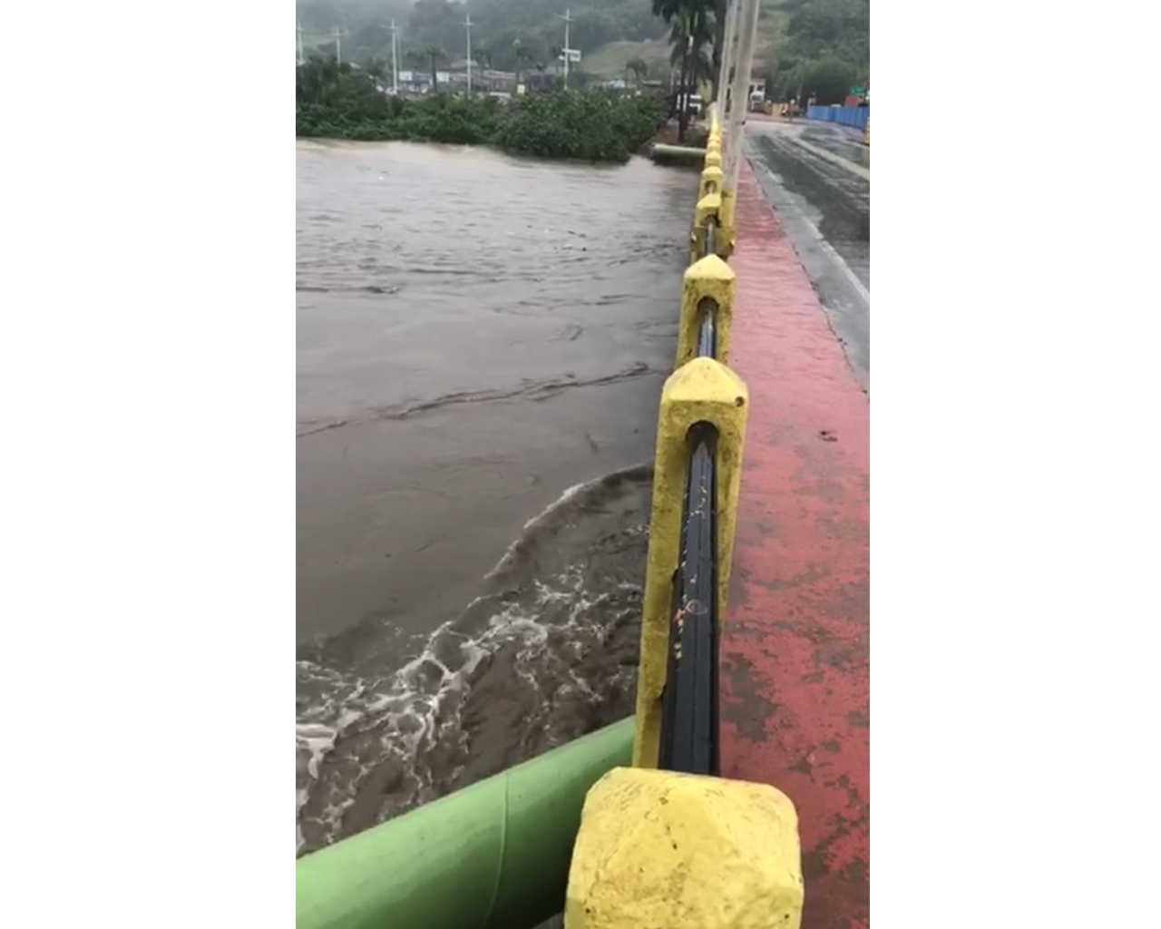 Defesa Civil de Santana de Parnaíba interdita ponte sobre o Rio Tietê