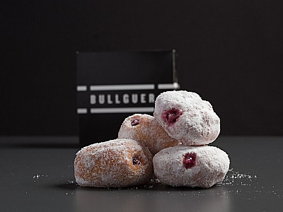 Dia da Mulher: Bullguer irá presentear consumidoras com porção de mini donuts