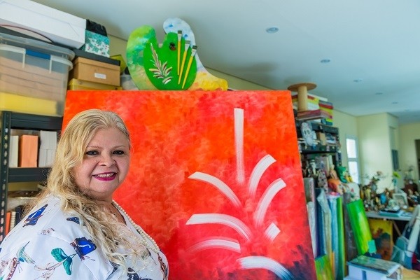 Artista plástica de Alphaville participa de anuário de artes