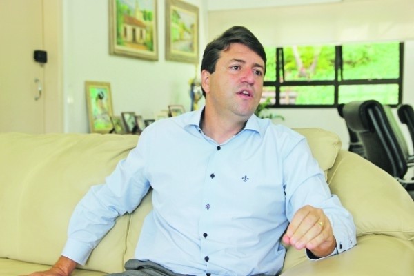 ‘Troca das cadeiras’: Prefeito Elvis muda secretariado e cria nova pasta