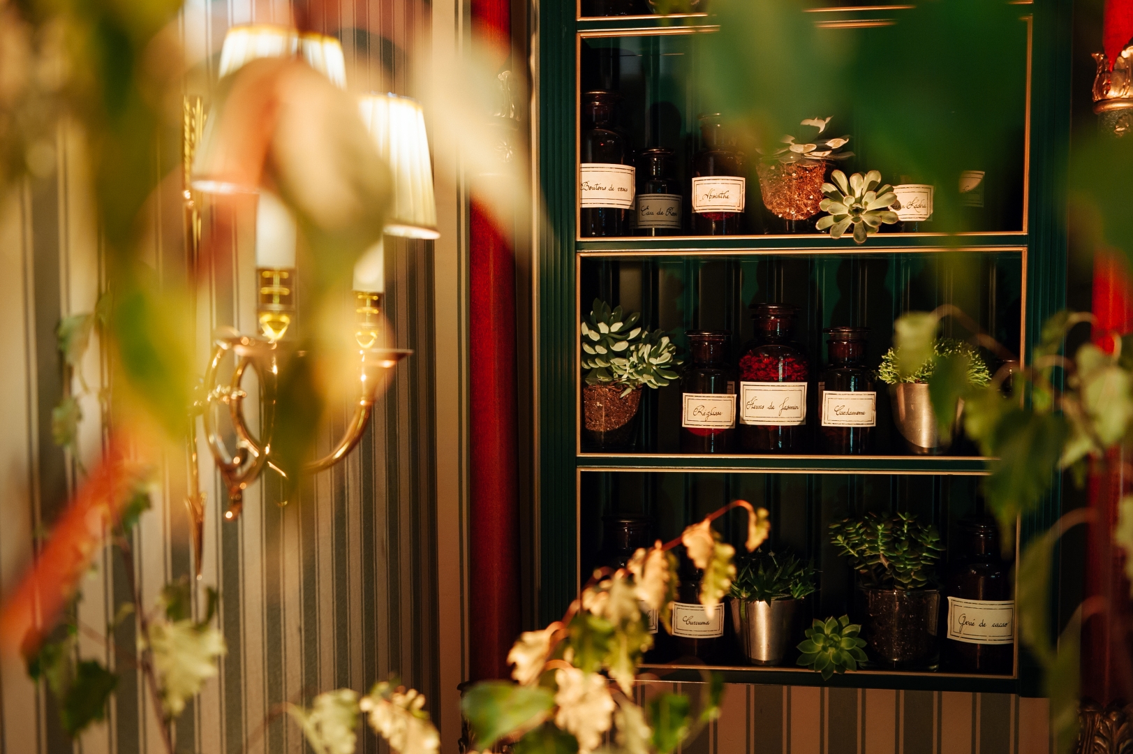 5 bares em hotéis que vão muito além da coquetelaria