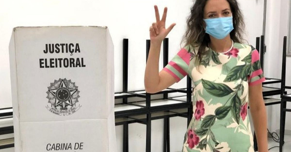 Juliana Capitã e Médica vota na UNIP Alphaville