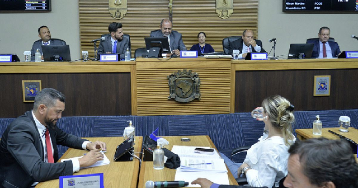 Ano termina com dificuldade econômica e esquerda e direita embaralhadas