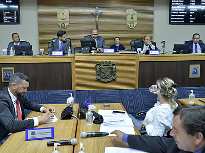 Ano termina com dificuldade econômica e esquerda e direita embaralhadas