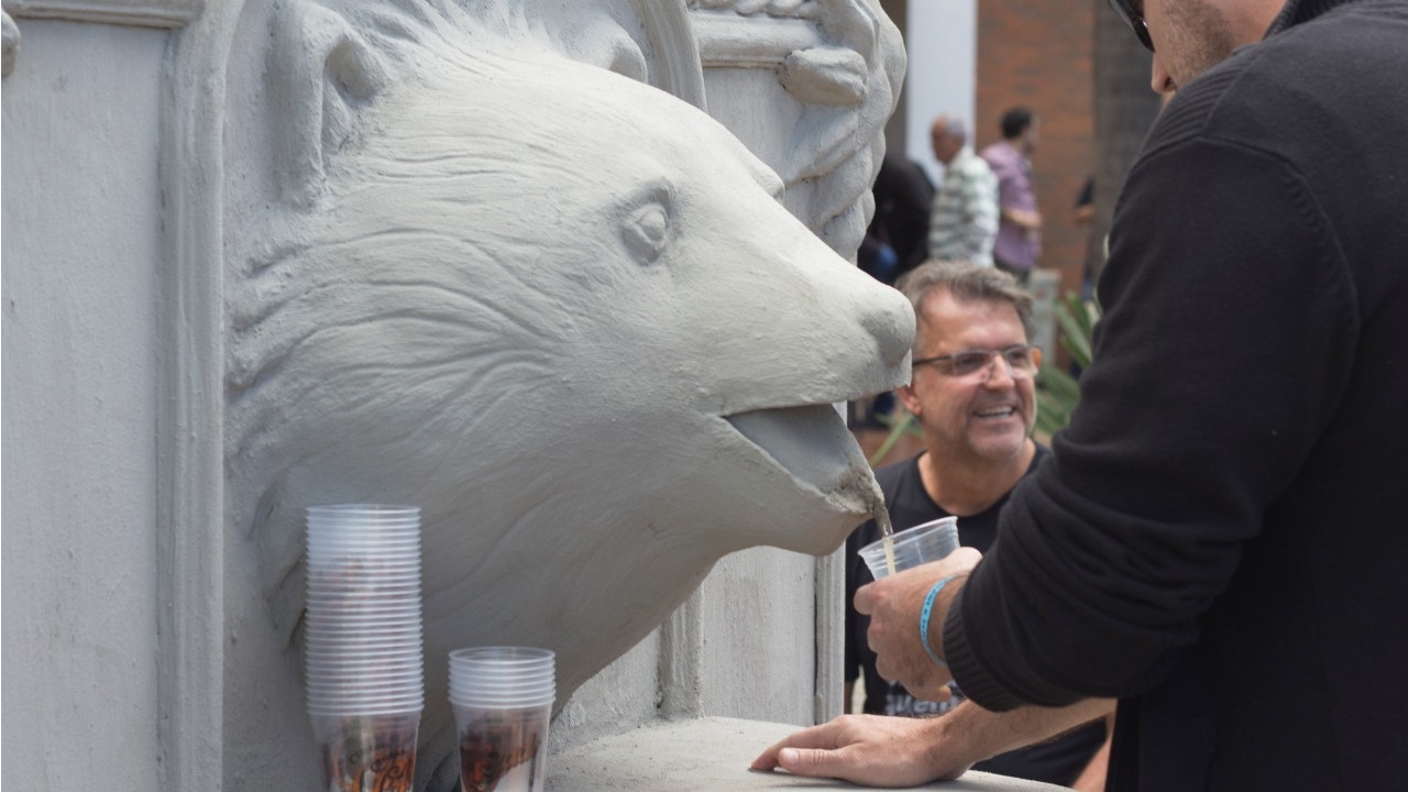 Cervejaria Colorado cria fonte de cerveja na Vila Madalena para divulgar novo rótulo