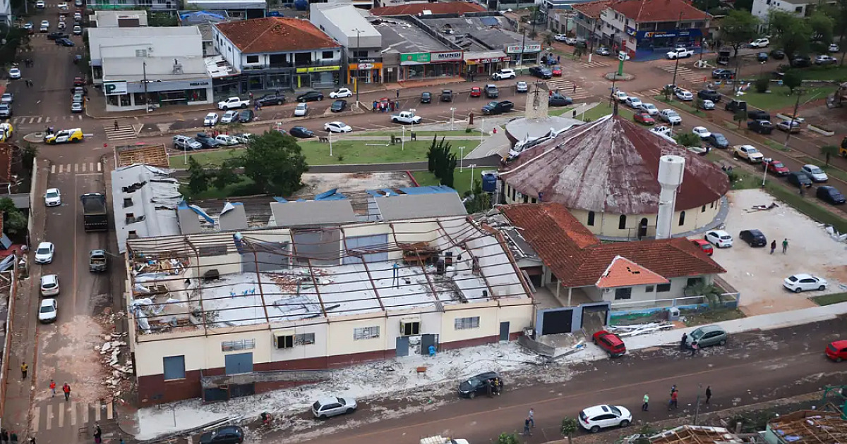 Cidade devastada por tornado tem 2 mil sem luz; 32 seguem internados