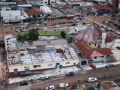 Cidade devastada por tornado tem 2 mil sem luz; 32 seguem internados