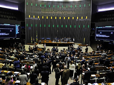 Bruna vota a favor da intervenção no Rio; petista é contra