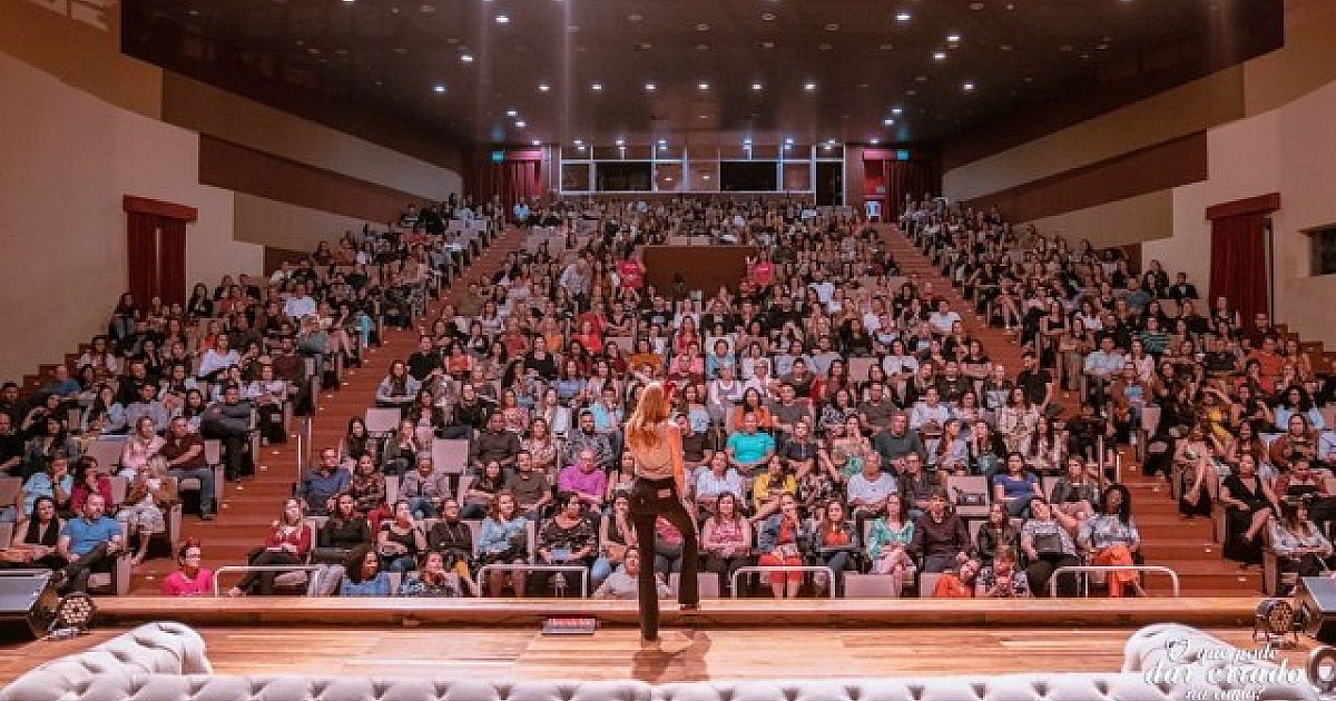 Cátia Damasceno traz seu espetáculo à Praça das Artes de Barueri