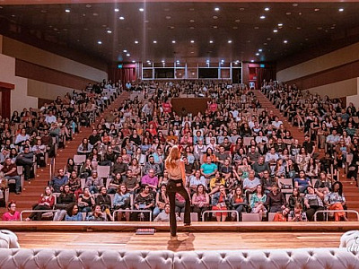 Cátia Damasceno traz seu espetáculo à Praça das Artes de Barueri