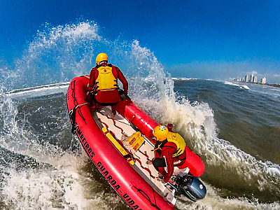 Bombeiros salvam mais de 1,1 mil pessoas no litoral durante período de festas
